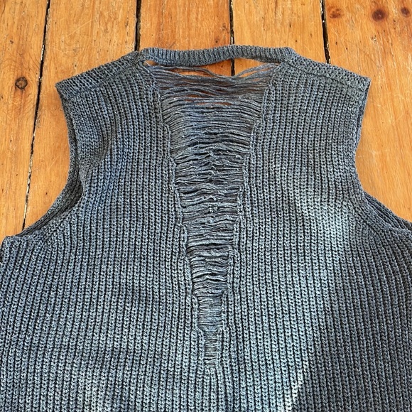 Full length, vest with distressed back - Picture 3 of 3